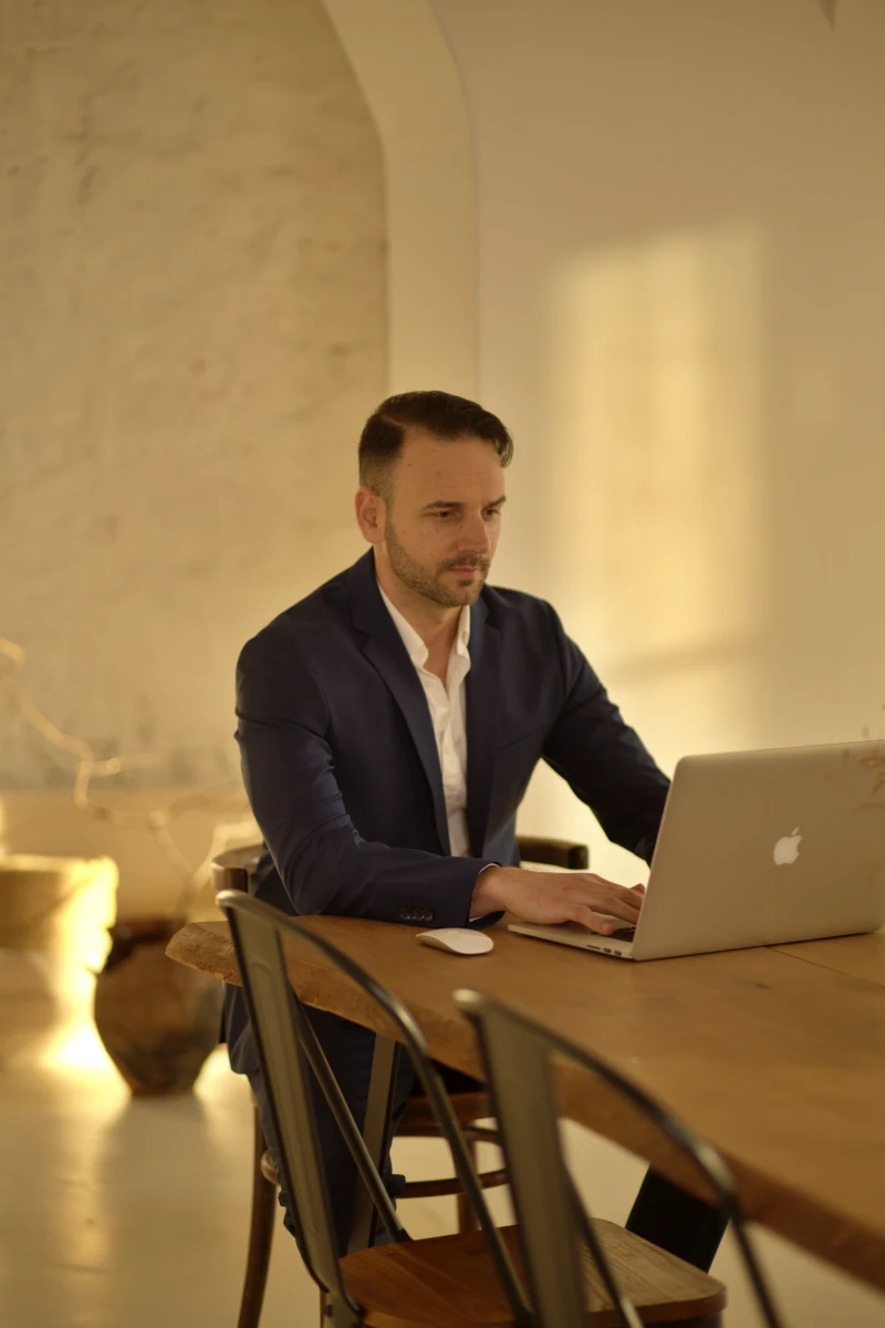 Vajda Marcell budai ingatlanközvetítő munka közben – VM REAL ESTATE